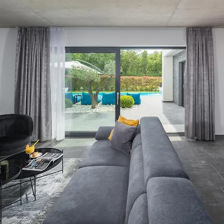 Cozy In With House A Panoramic View *