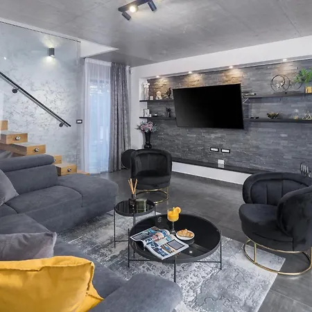 Cozy In With House A Panoramic View *